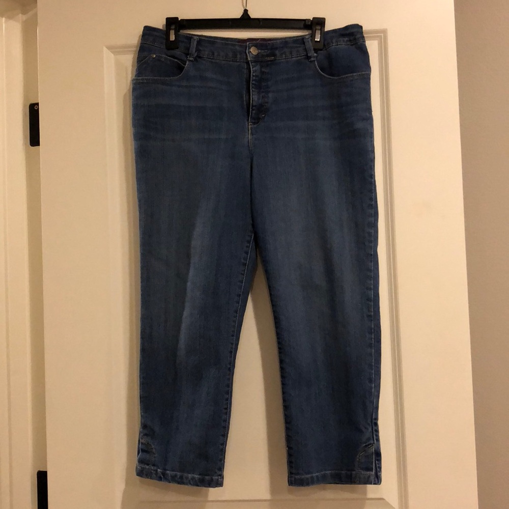 Women’s Capris Jeans 14 Petite, Medium Blue
